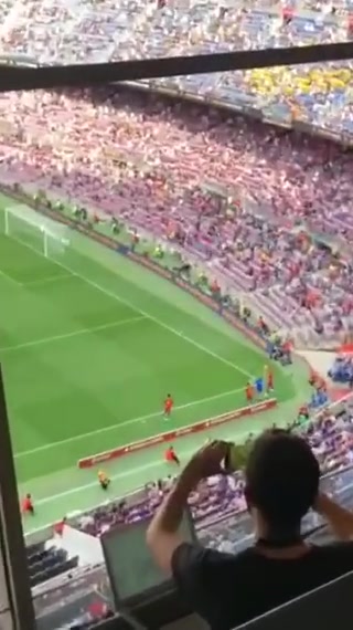 10号待遇！诺坎普球迷高喊法蒂名字（诺坎普限高法）