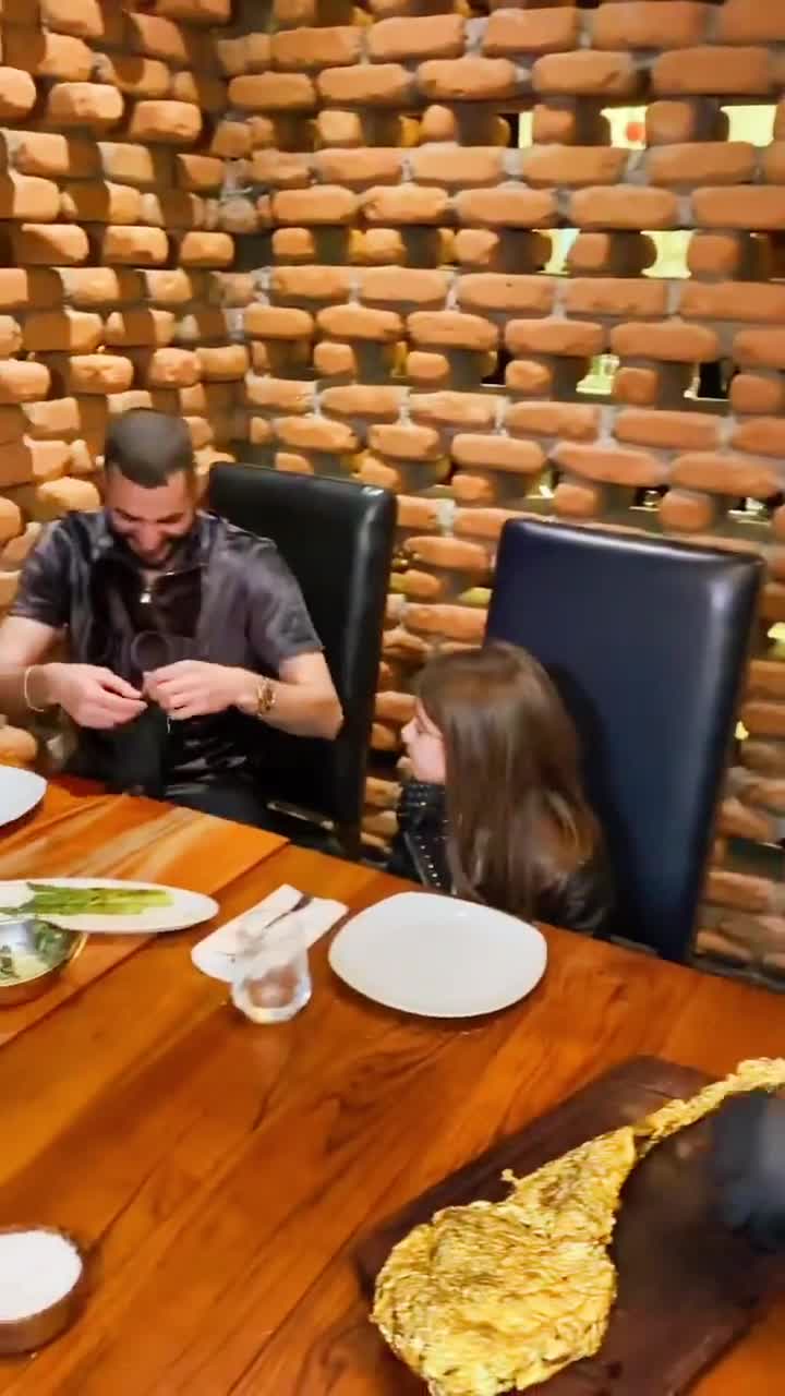 又来了！本泽马光顾撒盐哥的牛排店（本泽马f1）