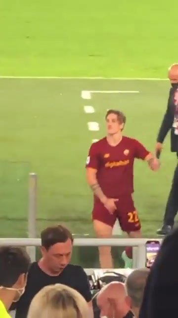 面对球迷嘲讽！罗马球员扎尼奥洛做出抓下体+竖中指手势回应（罗马小将扎尼奥洛女友）