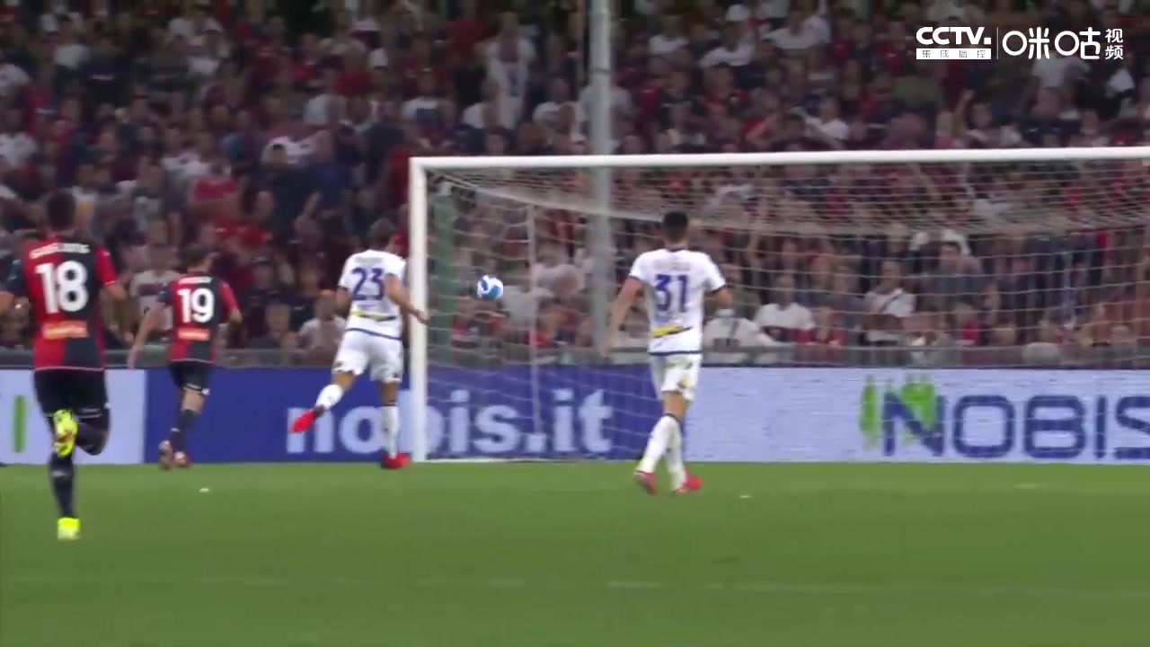 最牛喝水哥！热那亚德斯特罗拿着水瓶扣过防守挑射破门（热那亚德比）