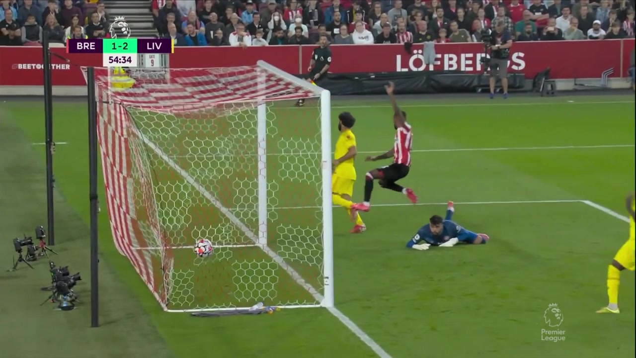 法比尼奥过顶球送助攻 萨拉赫推射破门反超（法比尼奥集锦）