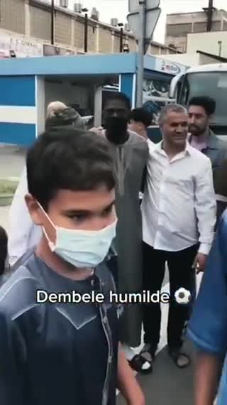 这服饰如何？登贝莱和粉丝合影（登贝莱身价一年翻十倍）