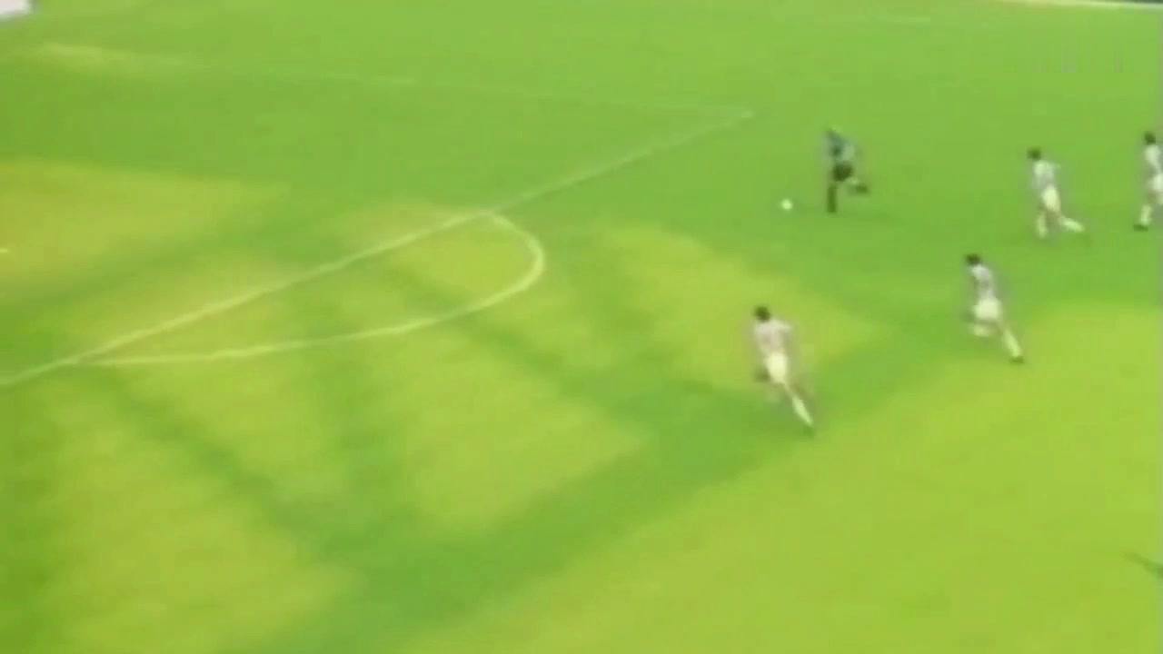 金色轰炸机！克林斯曼不讲理的进球（克林斯曼为什么叫金色轰炸机）