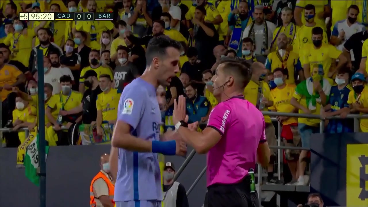 布斯克茨将球踢向对手吃到黄牌 对手绝杀未果巴萨保平（布斯克茨集锦）