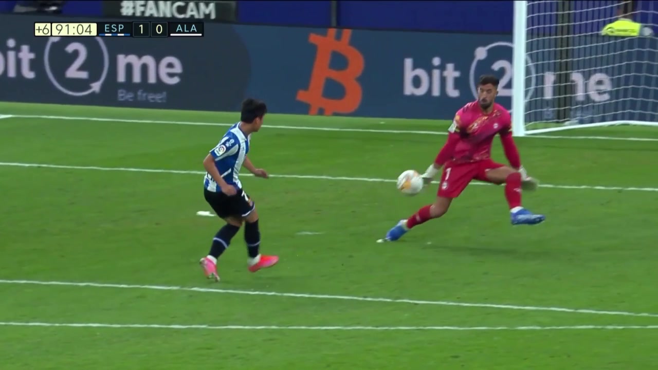 错失良机！武磊超级单刀不进 射门直接打在门将身上（武磊26个单刀不进集锦）