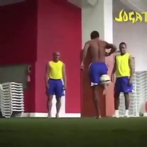 随便玩！小罗、罗比尼奥和卡洛斯“耍”球（小罗卡洛斯罗比尼奥颠球）