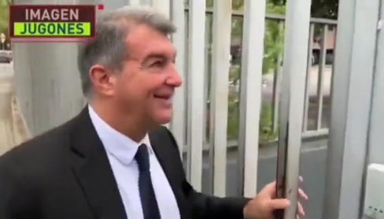 拉波尔塔被问到科曼的未来，拉波尔塔只是笑笑（拉波尔塔已与科曼交流下赛季计划 签两中卫）