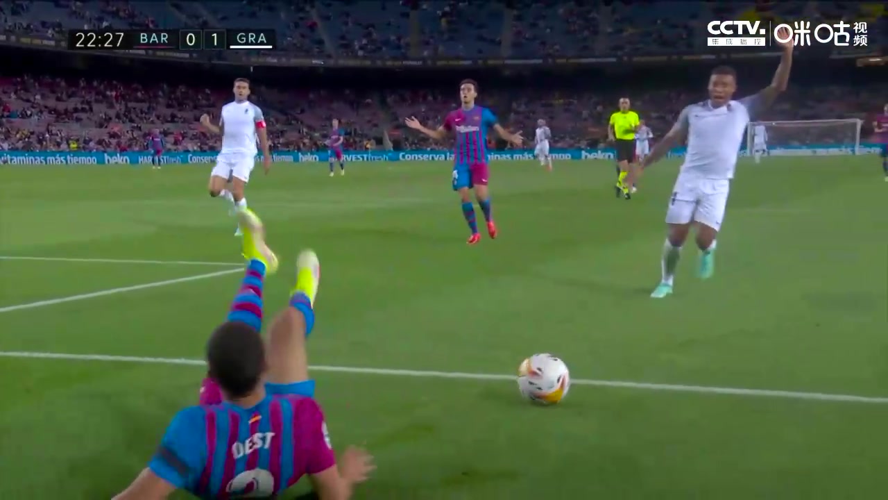 好尴尬呀！德斯特狼狈停球逗笑对方前锋