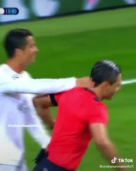 哈哈！C罗做出拦网动作后对裁判摸头杀（c罗推搡裁判）