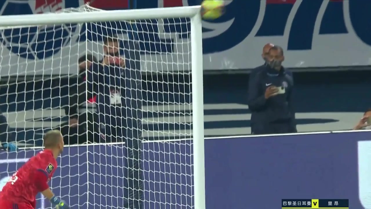 门将吓出一身冷汗 梅西主罚任意球击中门框（梅西踹门将）