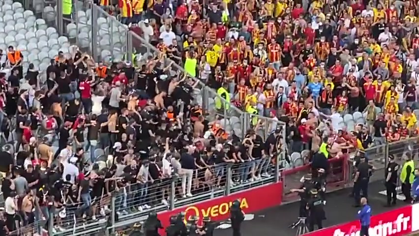 又来了！朗斯vs里尔上演大规模球迷骚乱（朗斯vs里尔动画直播）