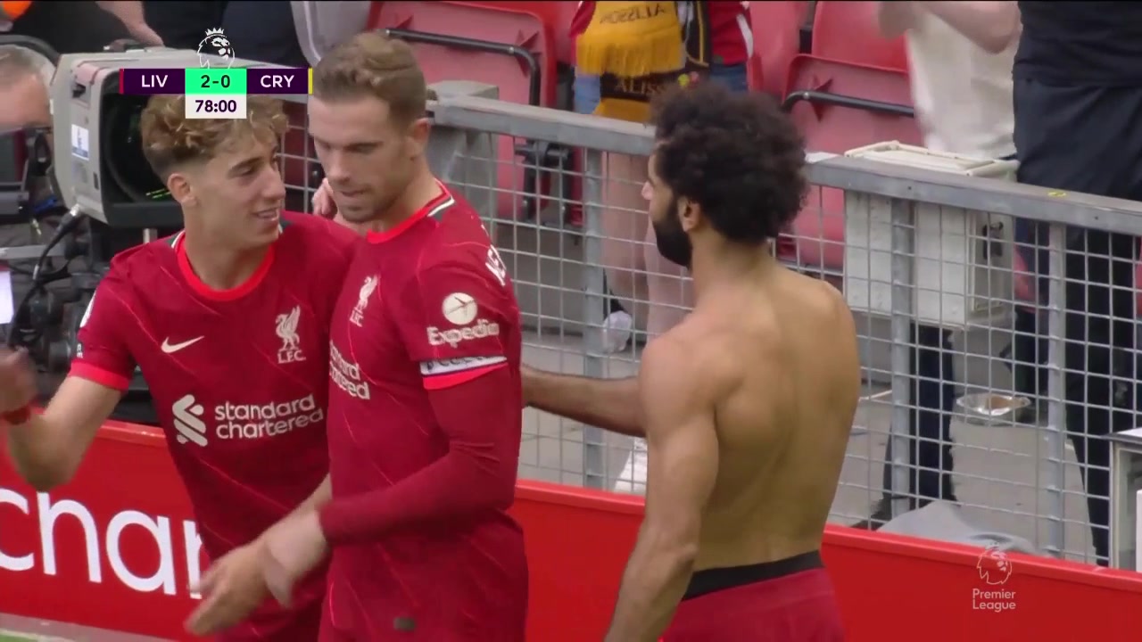 利物浦角球开出范迪克摆渡 萨拉赫垫射再下一城（利物浦角球偷袭巴萨）