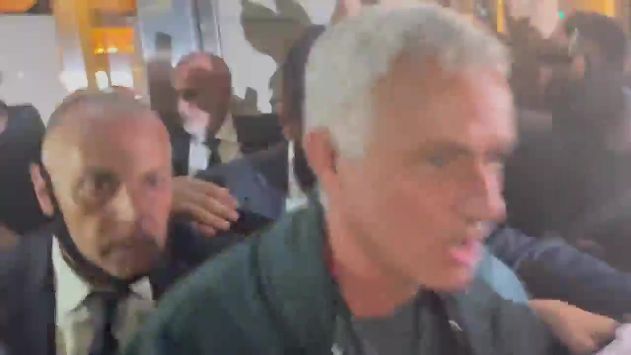 人气火爆！穆里尼奥在罗马餐厅外被包围（穆里尼奥罗马最新消息）