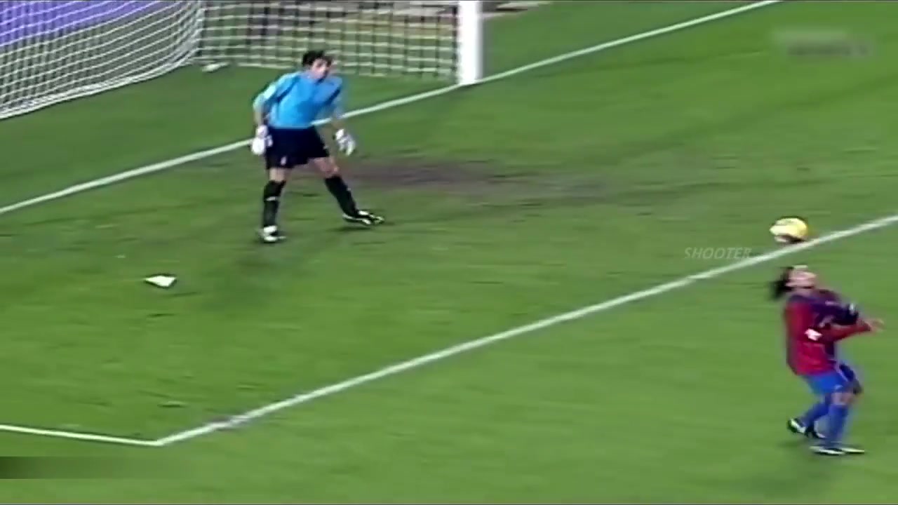 无解！小罗巴萨经典进球 足球精灵谁也拦不住（小罗巴萨进球数）