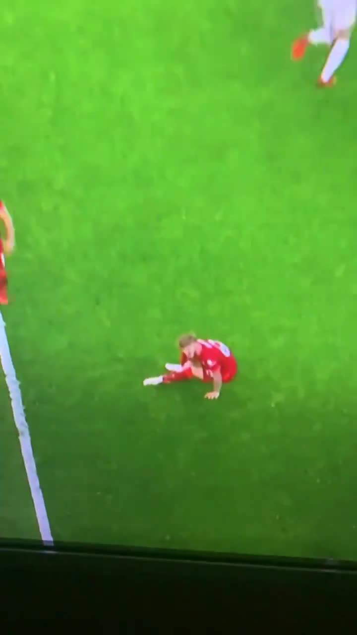 慎入！埃利奥特遭利兹联球员背后严重放铲（nba埃利奥特）