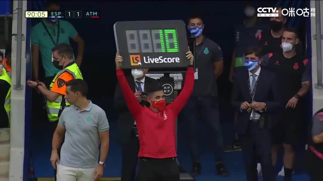 超长补时10分钟！观众席嘘声四起 董路直呼天呐（席菈e是谁）