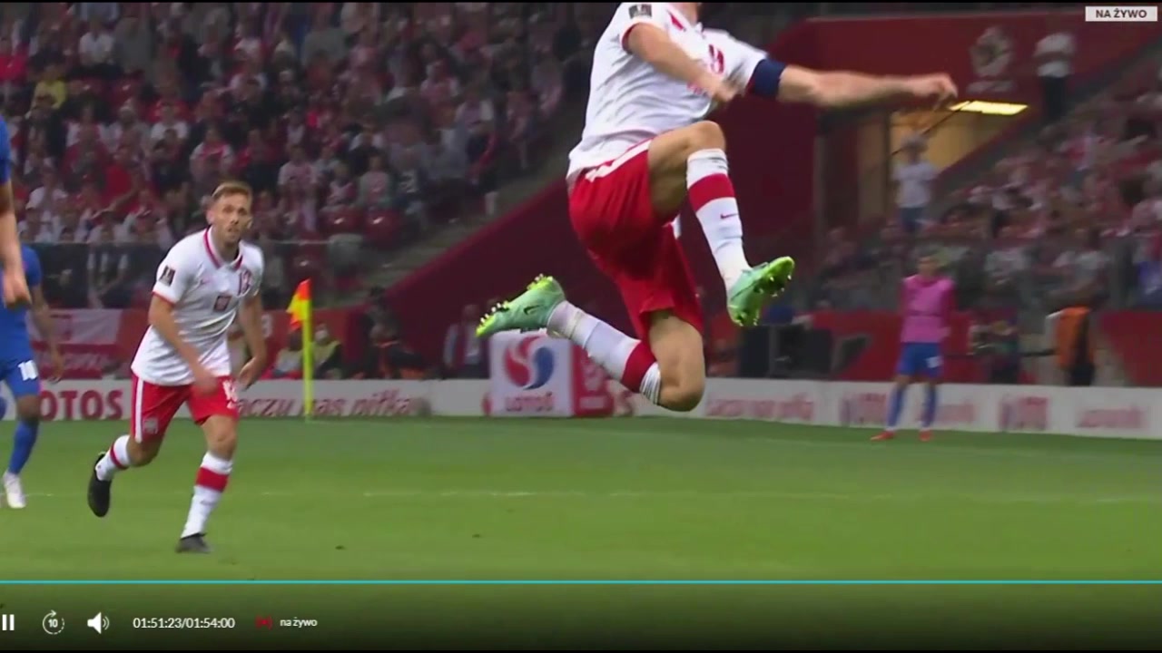 高难度！莱万再现“德甲LOGO”式停球（莱万德甲标志停球）