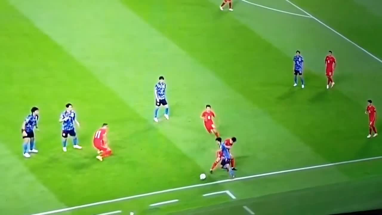 抢不到球！久保健英1v3国足后脚后跟穿裆传球（久保健英西甲进球）