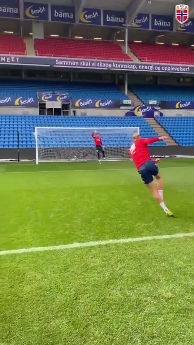 猛虎下山！哈兰德训练中展示暴力凌空斩