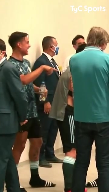 队长，你穿的啥？迪巴拉看到梅西穿着摄影师的背心后的反应（迪巴拉 梅西）