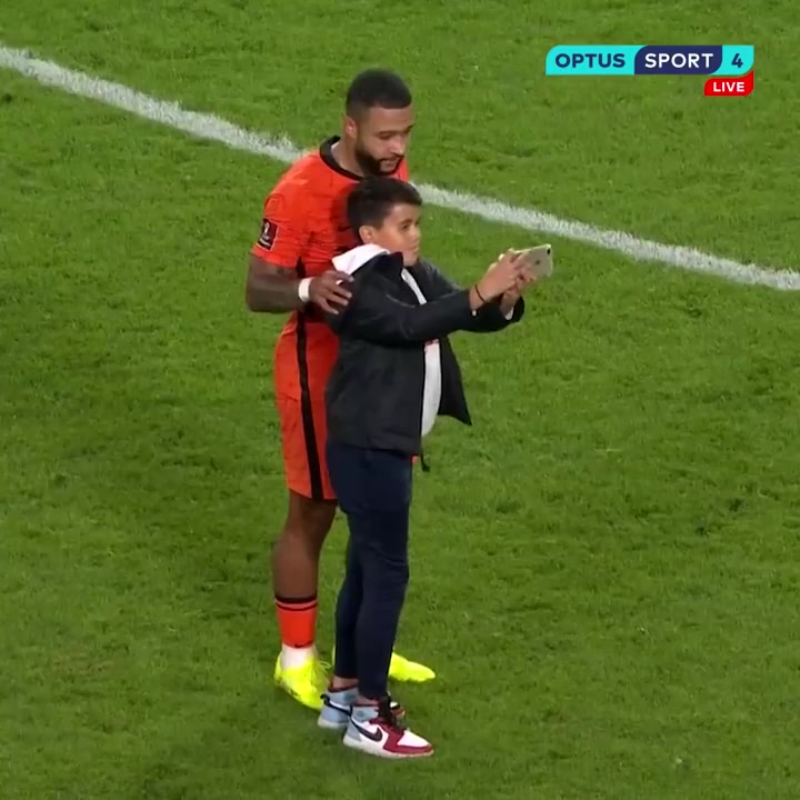 全程仅用19秒！小球迷冲进球场与德佩合影并离开（德佩进球集锦）