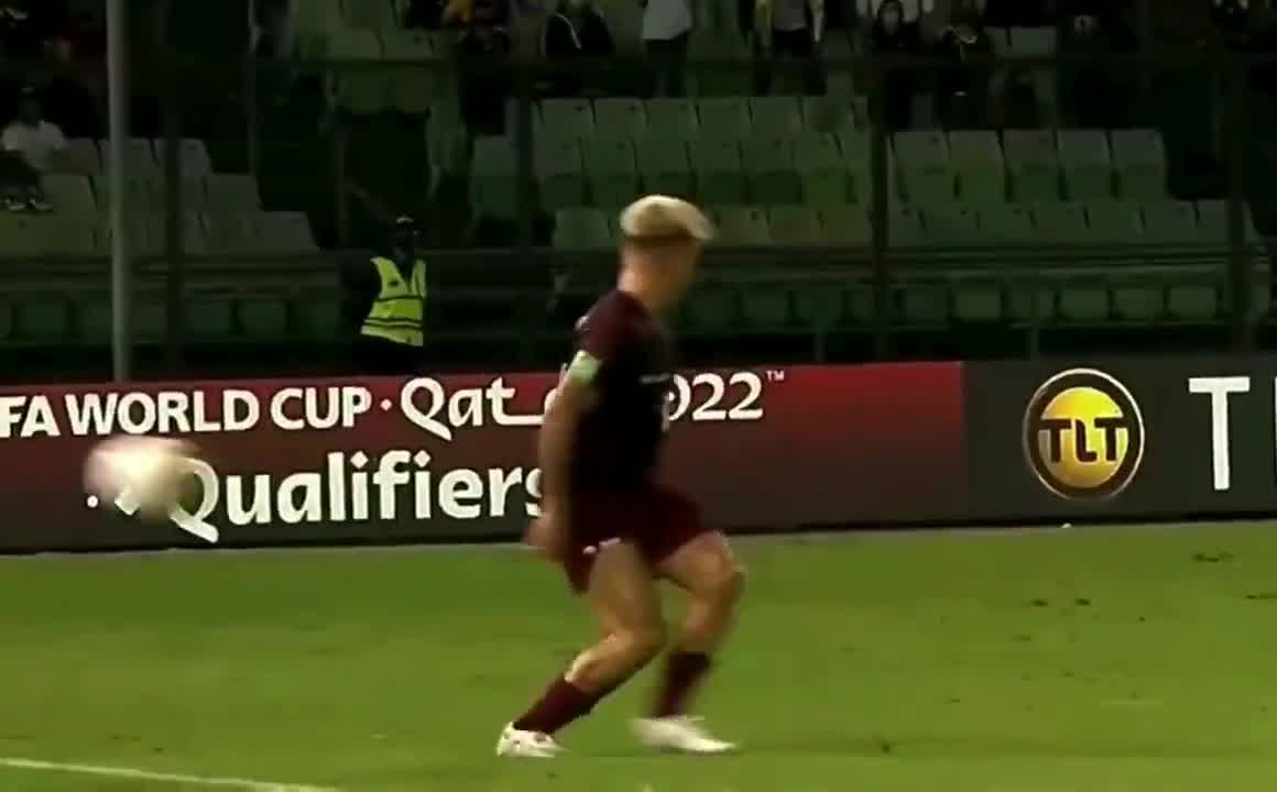 好尴尬啊！委内瑞拉球员花式停球玩砸（委内瑞拉赢球）