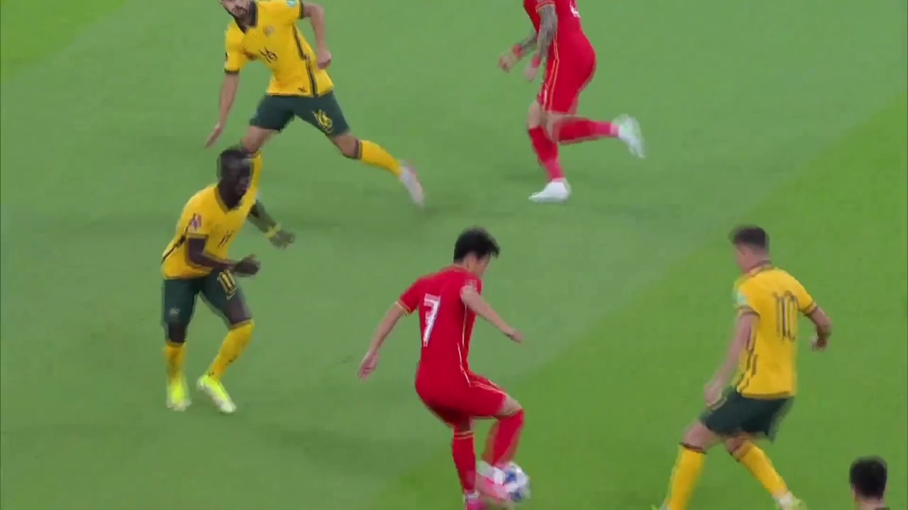 武磊拉球巧妙转身过人 国足连续射门被封挡（武磊踢球）