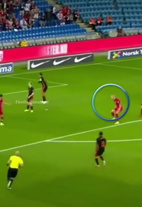 队友射门太菜，哈兰德这叫一个急啊（哈兰德射门视频）