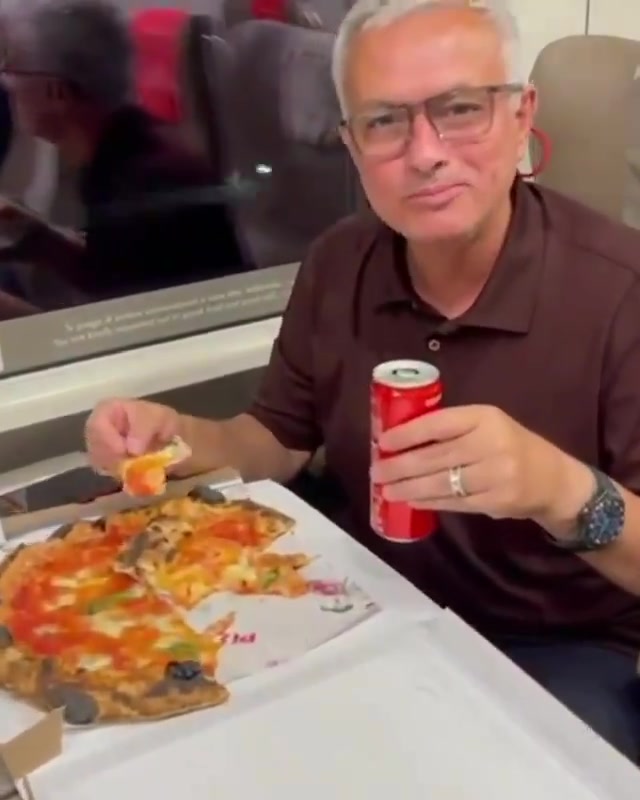 穆帅化身吃播高铁内吃披萨