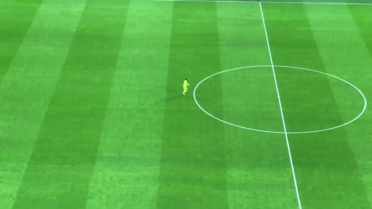 诺伊尔传人！米兰门将迈尼昂比赛时站中圈