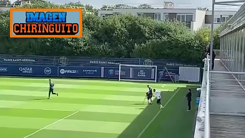 姆巴佩和经理莱昂纳多来了一个拥抱（姆巴佩和经理莱昂纳多来了一个拥抱是哪一集）