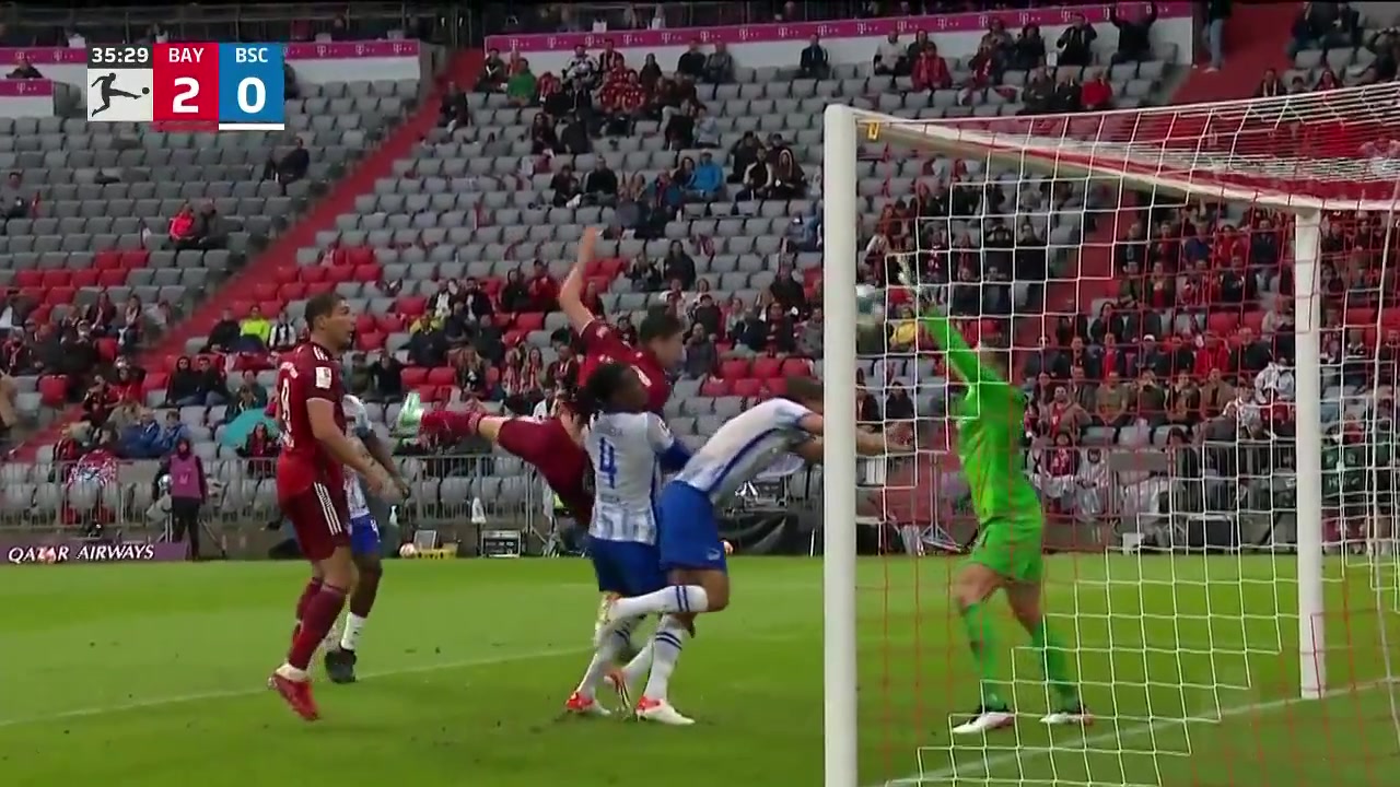 枪管发烫！莱万头顶脚踢轻松帽子戏法（莱万帽子戏法最快）