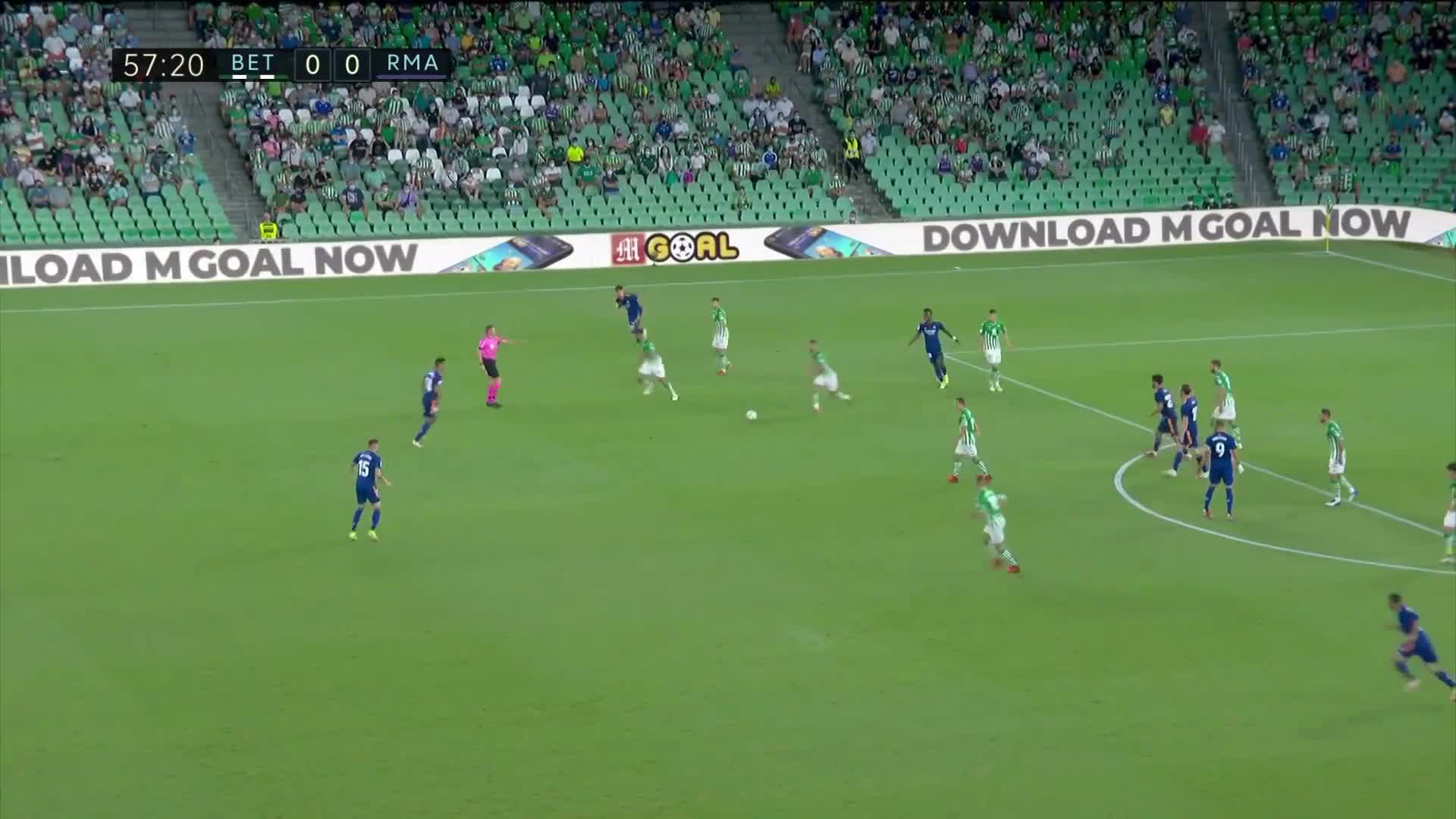 尴尬一笑！卡塞米罗比赛中铲翻裁判（卡塞米罗集锦）