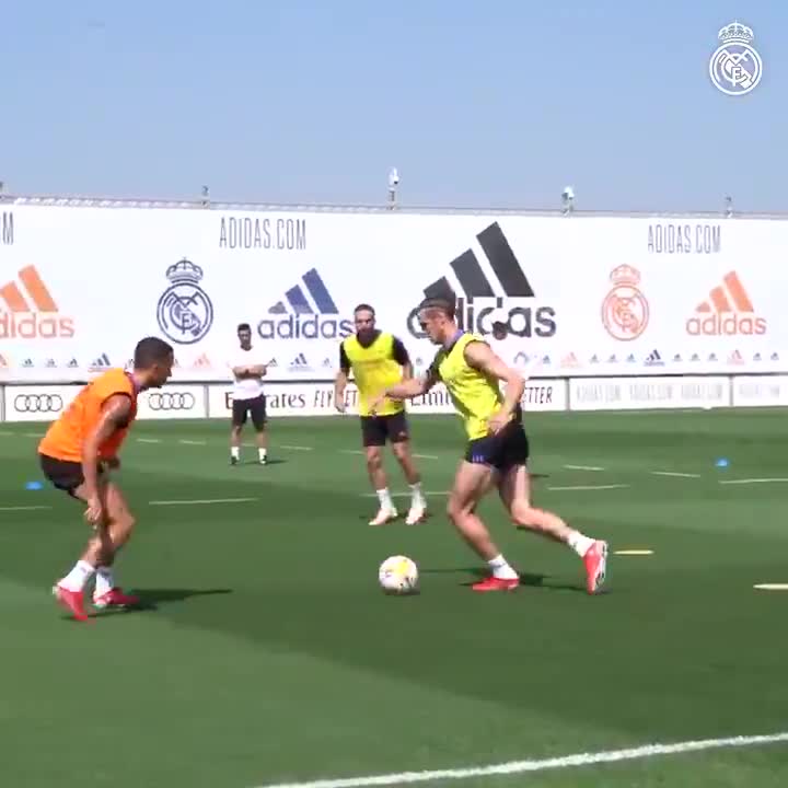 漂亮！贝尔训练赛外脚背世界波破门（贝尔训练视频）