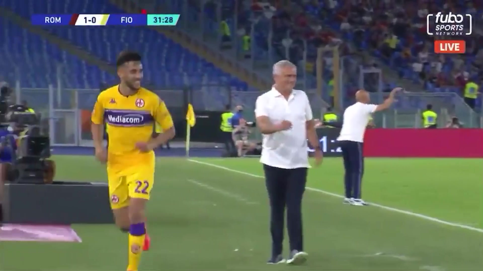 我帮你捡球…哎，我装的！穆帅“调戏”对手球员