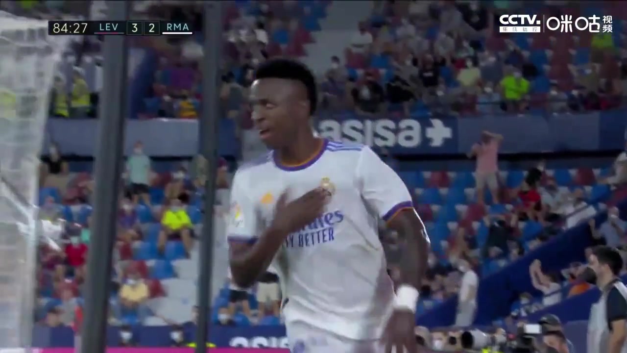 天才！维尼修斯小角度巧射破门 门将呆若木鸡毫无反应