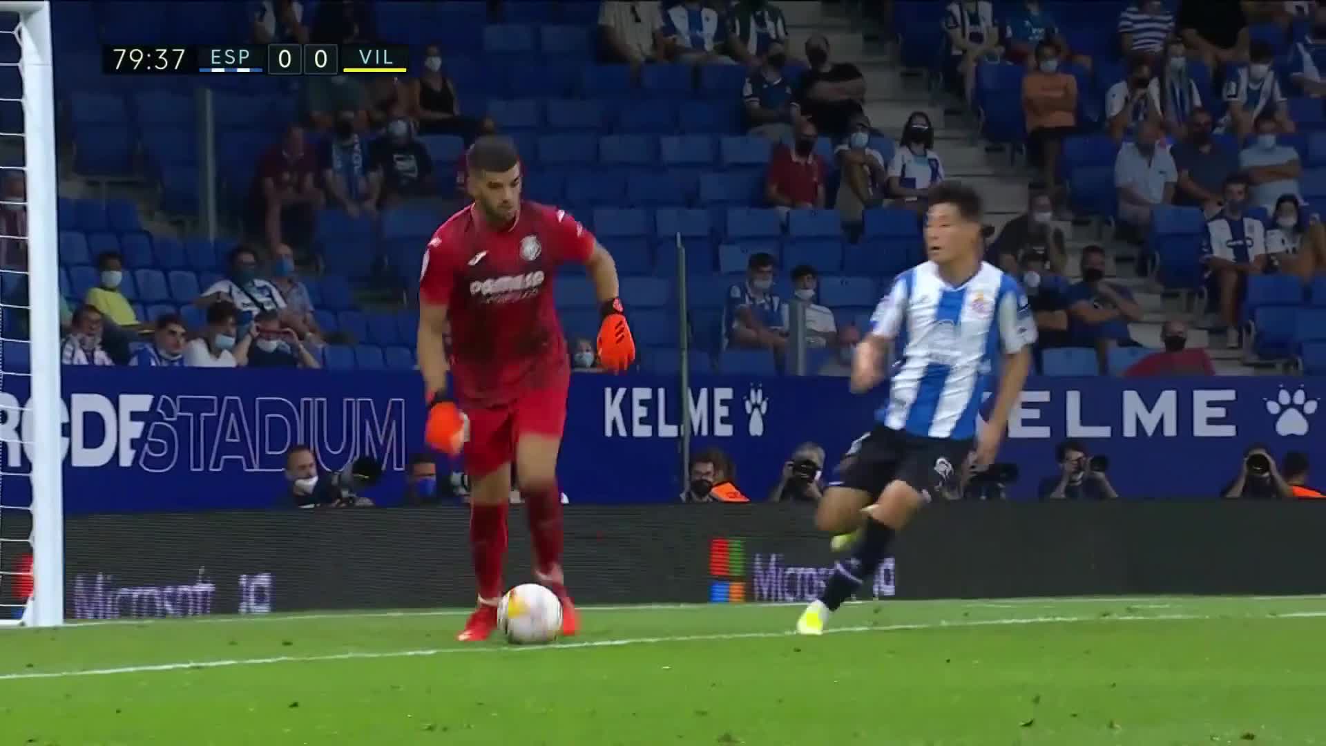 武磊逼抢出空门绝佳机会 队友太独不传射偏（武磊被推）