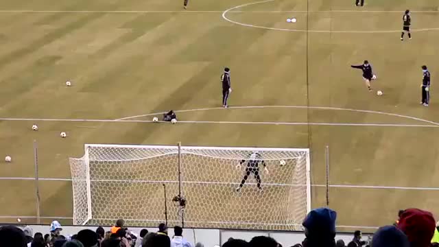 神脚法！昔日梅西一脚踢进两个足球（梅西一脚可以踢多远）