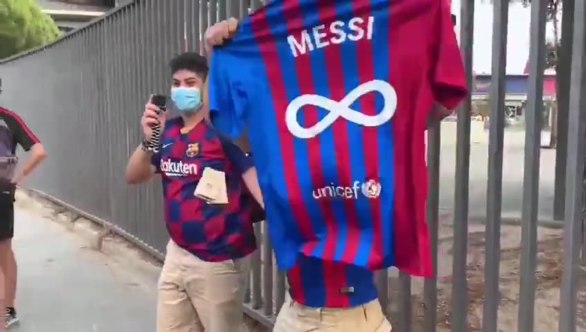 还是忘不了！巴萨球迷高举梅西球衣（巴萨球迷梅西球衣跪哭）