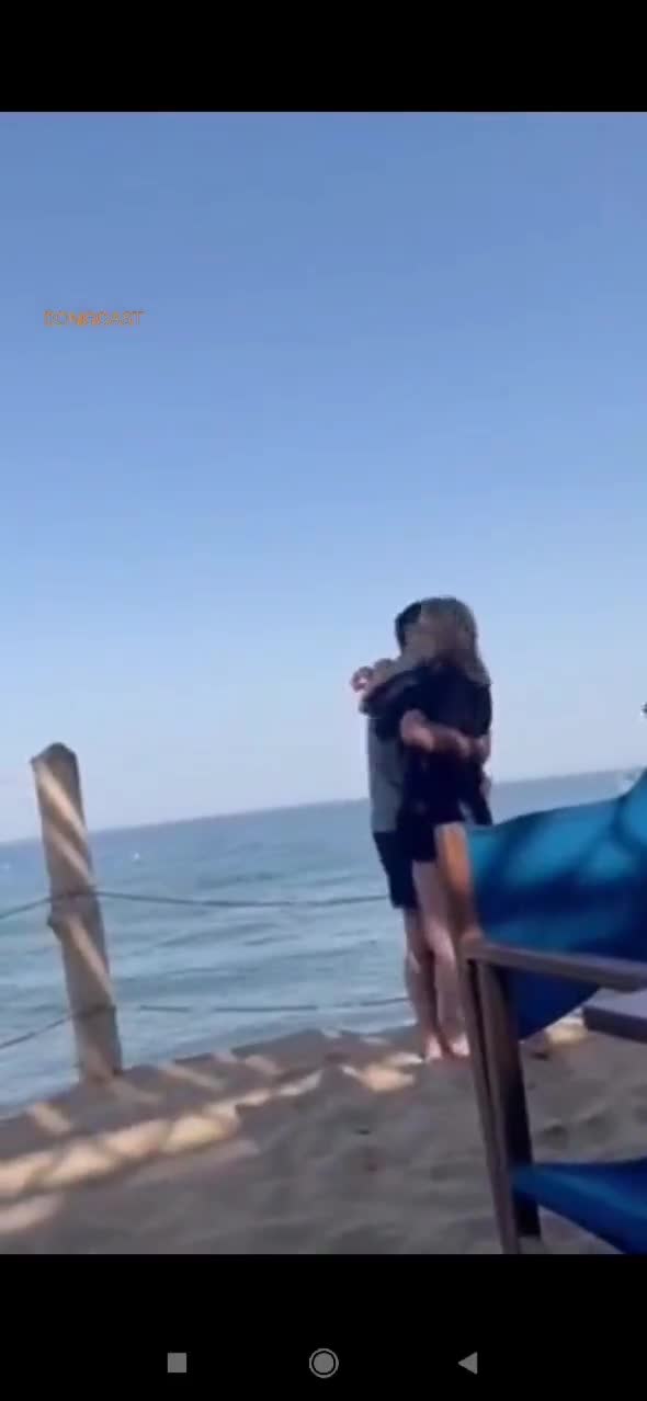 心情不错！网传巴托梅乌海边搂抱美女跳舞（巴托梅乌个人资料）