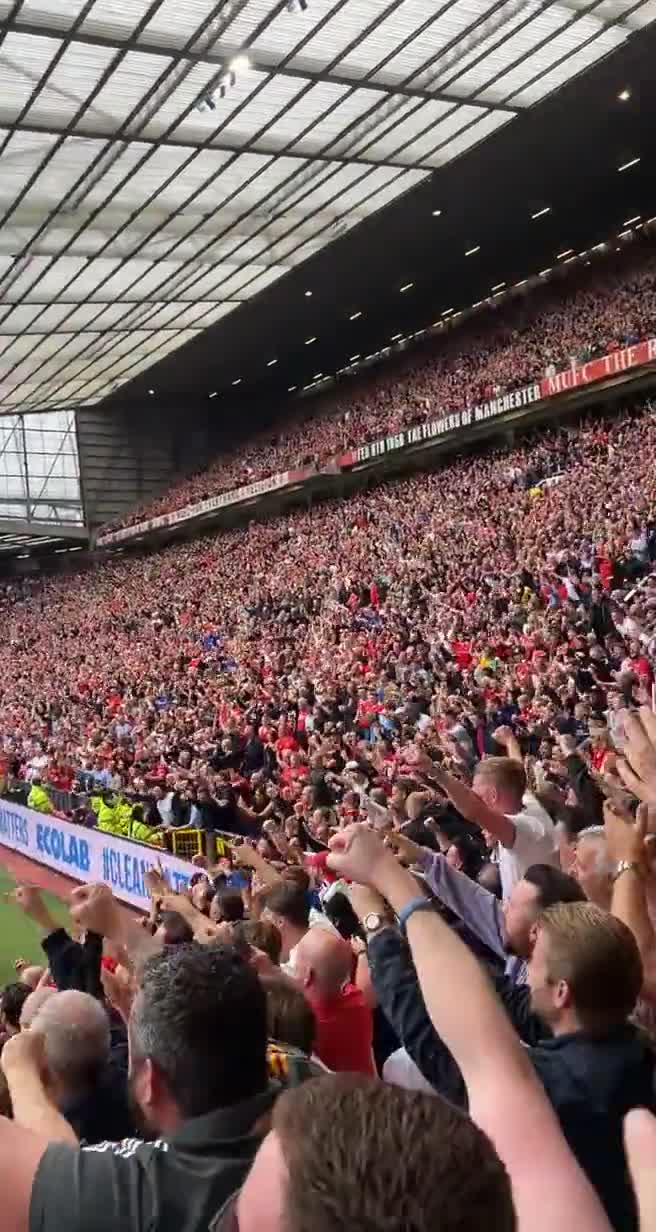 看爽！球迷现场实拍曼联滑跪庆祝进球（曼联动作）