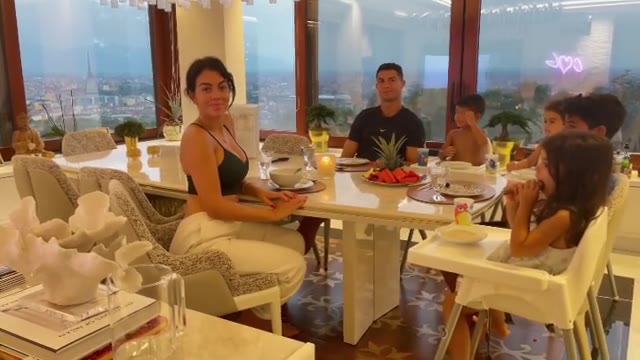 C罗和家人们玩得什么游戏？（c罗和家人们玩得什么游戏啊）