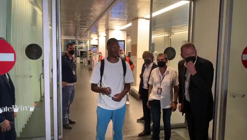 国米官宣在即！邓弗里斯抵达米兰城（国际米兰邓弗里斯）