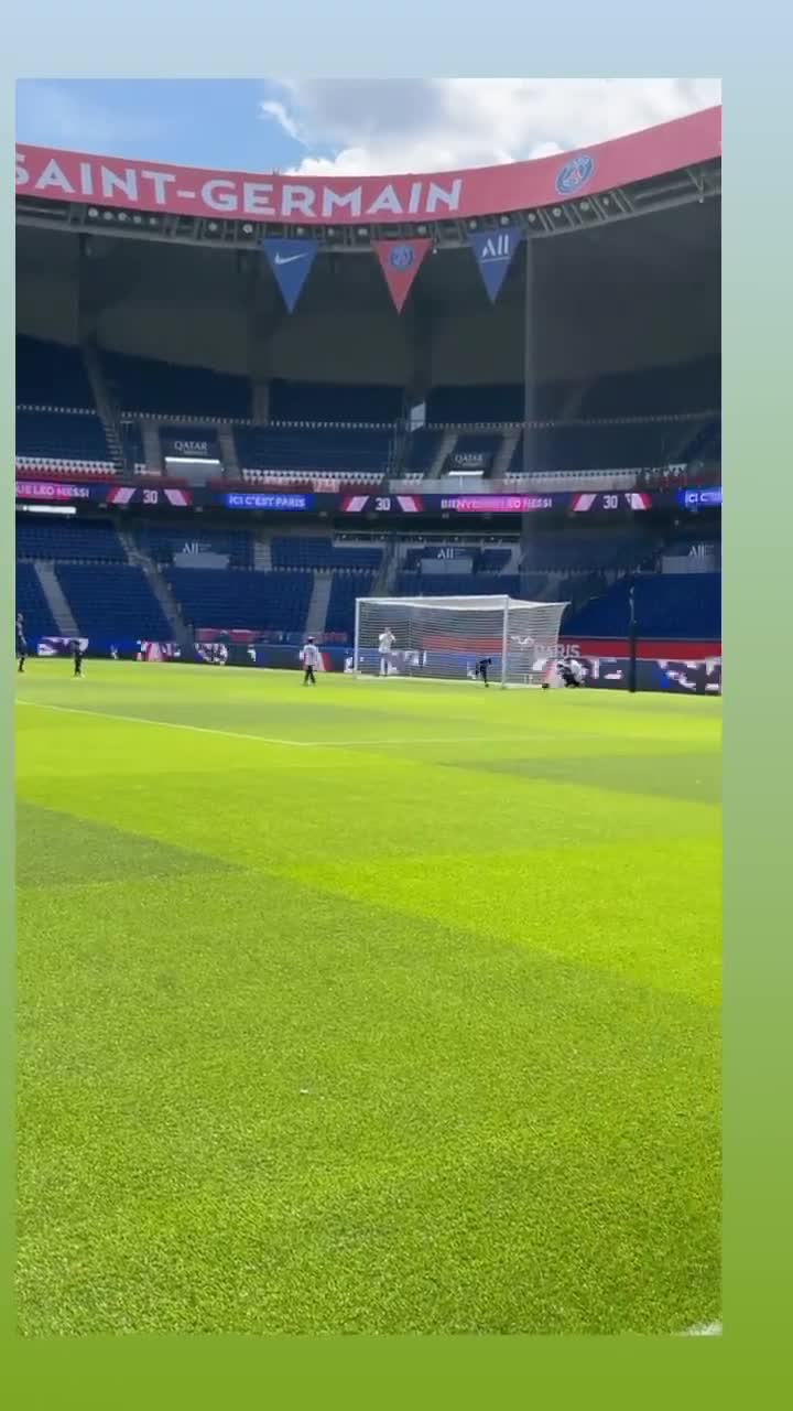 安妞INS更新！梅西和孩子们在王子公园球场踢球（梅西公布安妞怀孕）