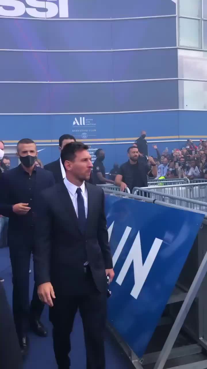 近距离感受一下今天梅西与球迷的互动（梅西和球迷的亲密互动视频）