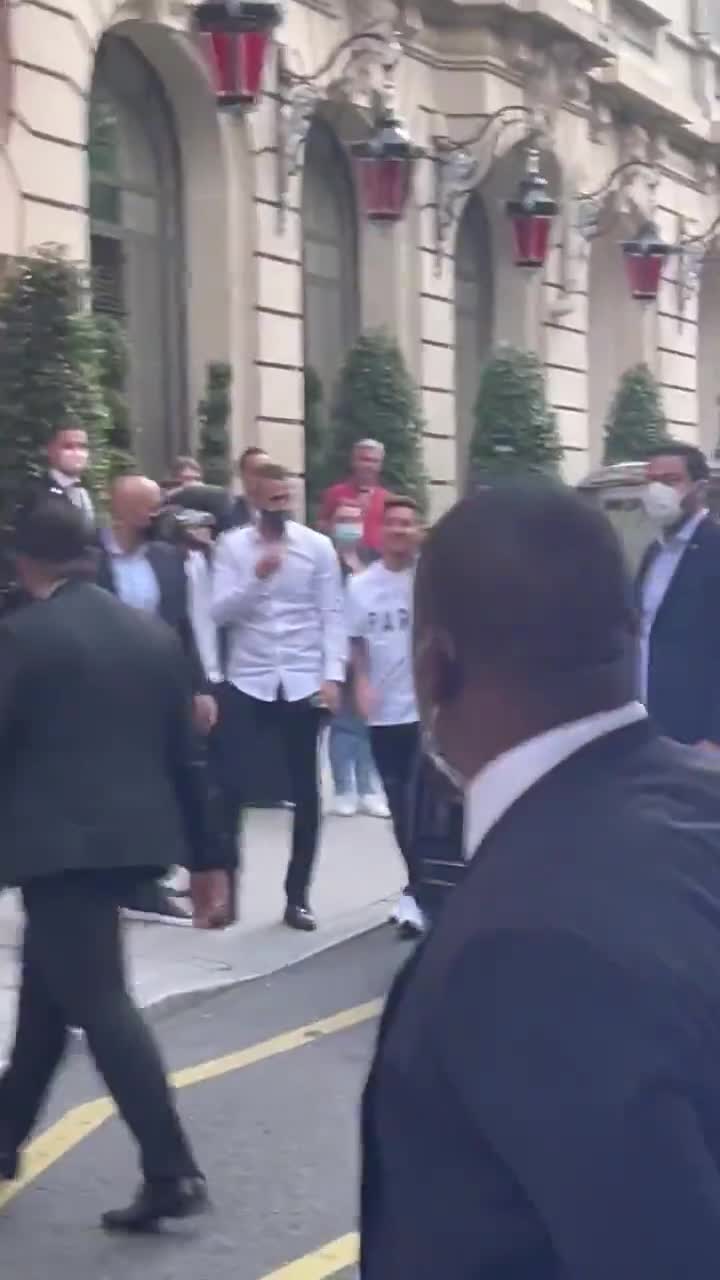 面带笑容！梅西在巴黎街头与球迷亲切打招呼（梅西进入巴黎球场）