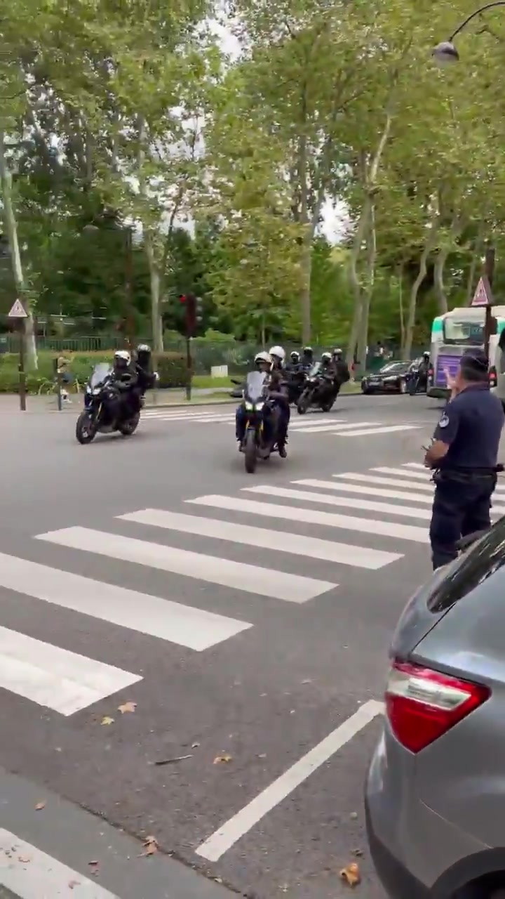 大量警车开道！梅西在巴黎获得皇室般待遇（梅西在巴黎住所）