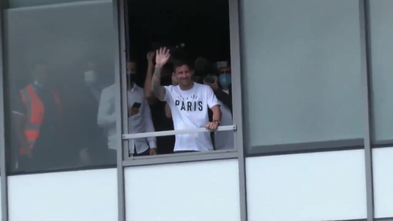 身穿巴黎T恤！梅西向球迷挥手致意（梅西穿的巴黎t恤）