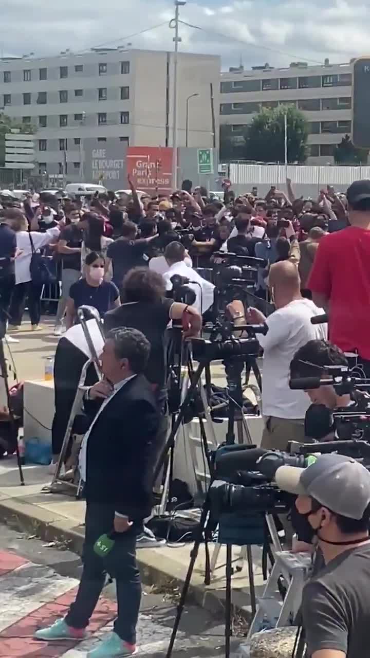 即将到来！机场外的巴黎球迷高呼梅西名字（梅西 巴黎机场）