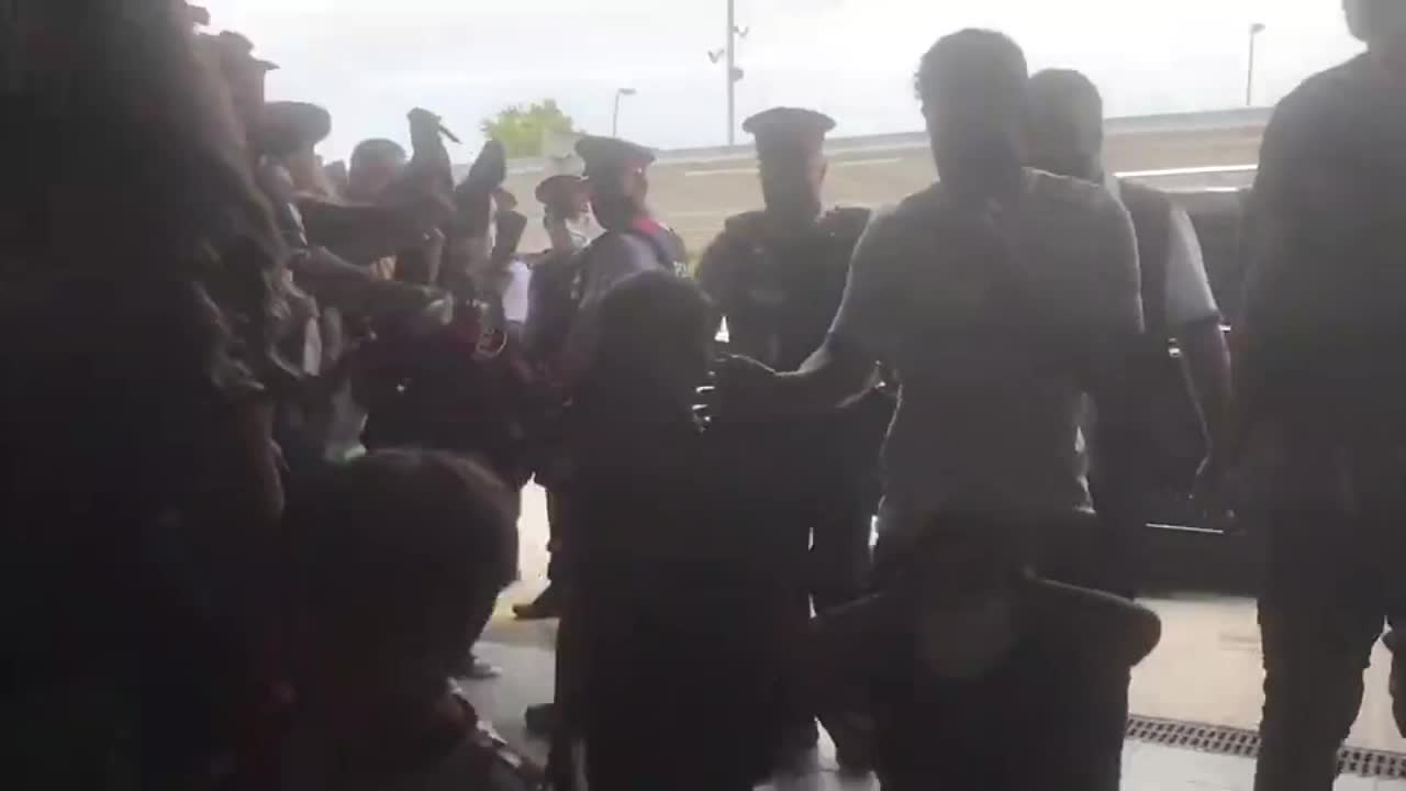 实时：梅西一家抵达巴塞罗那机场（梅西刚到巴塞罗那）